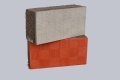 Block mit einer Schicht aus texturierten «Kante» (grau, rot)